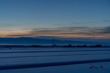 冬至の日の夜明け前の細い月