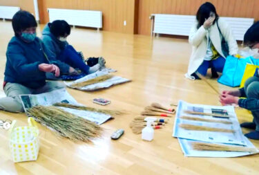 昨日（1/18）は今年はじめての活動日 🌾 北竜の歴史やこれからのなくらについてなど 和気あいあい楽しい会話をしながら穏やかに作業を進めていました 😊【わら細工なくら】