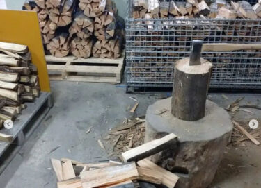 Kayu bakar juga tersedia untuk dijual: 500 yen per ikat, 2.000 yen per kontainer (termasuk biaya kontainer).