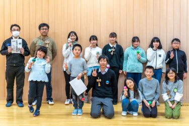 "बच्चे बनाम वयस्क: कमजोरियों की लड़ाई" होकुर्यु केंदामा क्लब द्वारा (प्रतिनिधि: नाओकी किशी) हम चाहते हैं कि बच्चे सफल अनुभवों का आनंद, प्रसन्नता और मजा अनुभव करें।