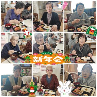 A棟 ー 本日新年会 ー 午前中に白雪姫の演劇をしました 🍎 職員の皆さん迫真の演技をしてくれ、喜んでいただけました ‼️【グループホーム碧水】