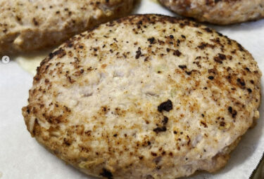 🌻 21 กุมภาพันธ์ (อังคาร) อาหารกลางวันประจำวันนี้: เซ็ตสเต็กแฮมเบิร์ก 😊 [ร้านอาหารฮิมาวาริ]