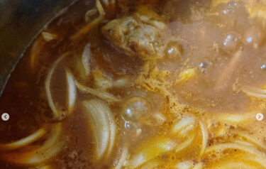 🌻 3月13日（月）本日の日替わりランチ：鶏肉のトマト煮とサラダとライス 🍚 のワンプレートランチ ♪ でした 😊【お食事処向日葵】