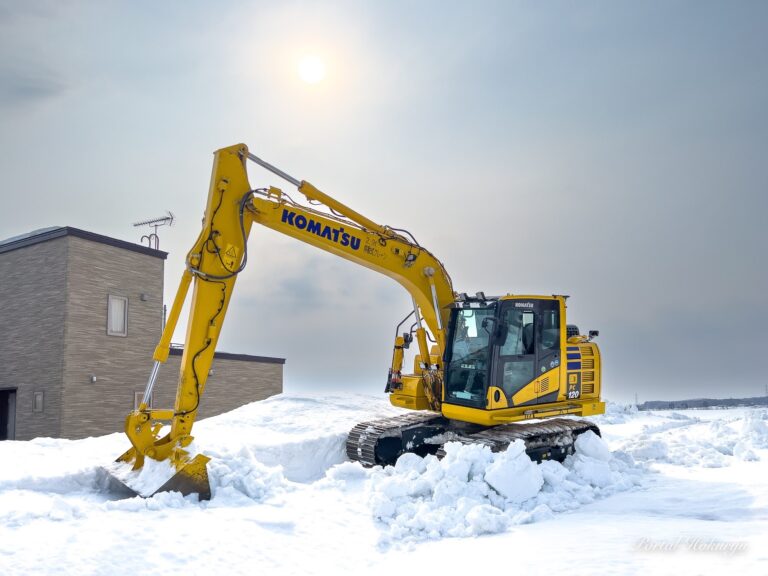 ユンボで雪山崩し