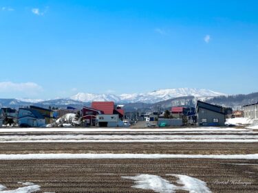 田畑を見守る恵岱岳