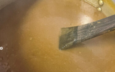 🌻 4月11日（火）本日の日替わりランチ：シーフードカレーでした。マグロのカツをのせました ♪ シーフードカレーはシジミやアサリのエキスが入ったカレー 😊【お食事処向日葵】