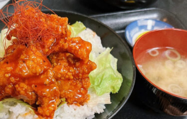 🌻 4月25日（火）ヤンニョムチキン丼でした ♪ 韓国料理ですね 😊【お食事処向日葵】