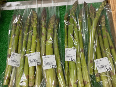 本日（5/11）葉物野菜が入りました。にら、ほうれん草、リーフレタス 🥬 太いアスパラも入りました ♪ 今日は焼き立てパン 🍞🥐🥖 もあります【みのりっち北竜】