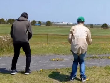 つどーむの横でシンクロ撮影！#ゆんずけん を撮影していると撮影中に飛行機が ✈️！！そうなんです、隣が丘珠空港でした ✈️【北竜けん玉クラブ】