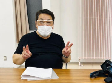 हम हर व्यक्ति की सभी खूबियों को मिलाकर एक ऐसा कोरस बनाना चाहते हैं जो किसी न किसी रूप में जुड़ जाए। सनफ्लावर कोरस इसी तरह की सामंजस्यता का लक्ष्य रखता है। [होकुर्यु टाउन सनफ्लावर कोरस]