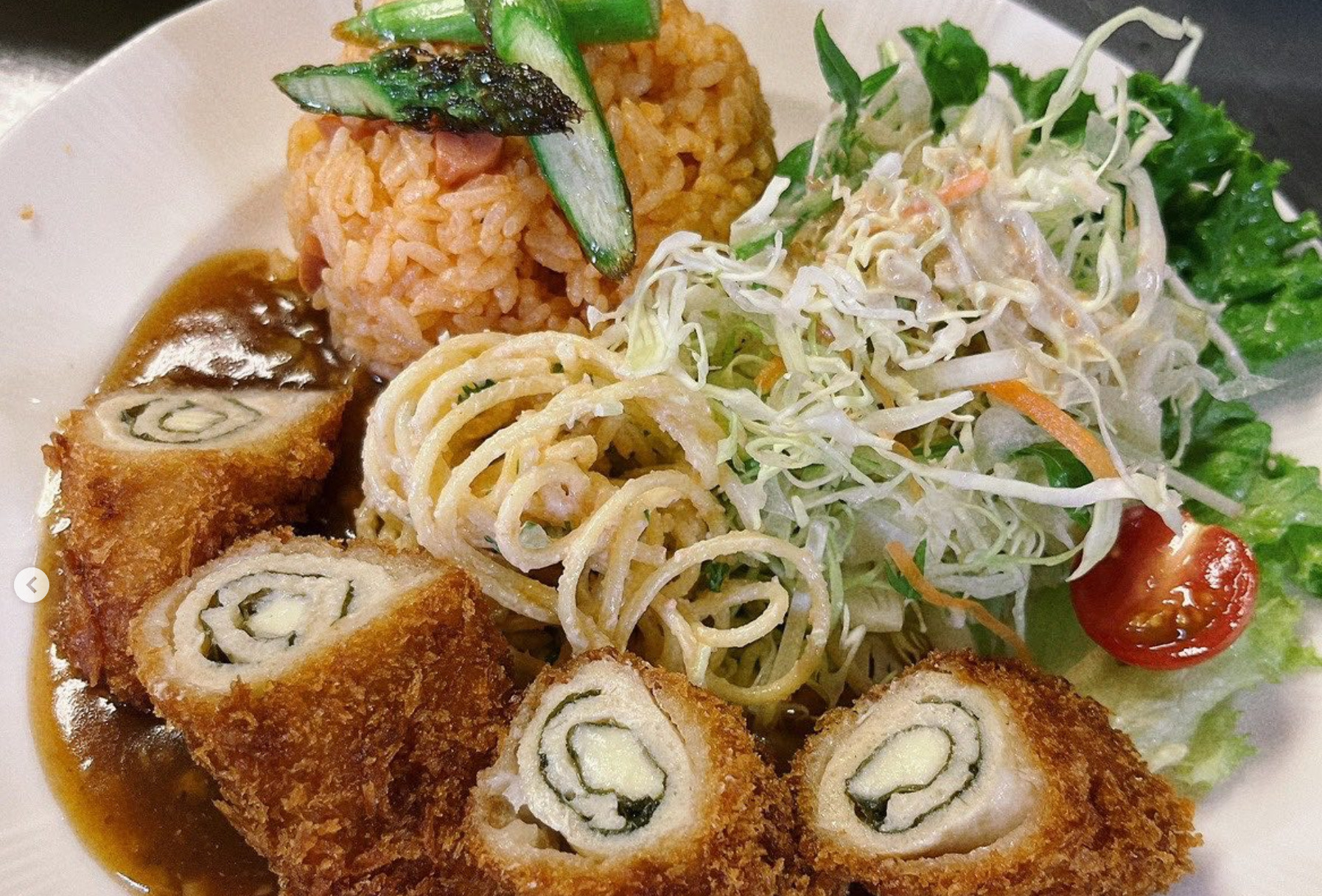 🌻 27 May (Şənbə) Bugünkü nahar: Pendir kartofu ilə toyuq filesi, bir boşqablı nahar [Himawari Restoranı]