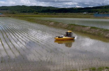 5.31 ▶︎▶︎ Lomba perahu di sawah 🚩 (Hanya ada satu perahu!!) Ini bukan untuk bersenang-senang 🖐️ Kami sedang menyemprotkan herbisida! Terima kasih atas kerja kerasmu hari ini♪ [Perusahaan Koperasi Pertanian Honoka]