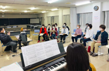 Bu haftadan itibaren Salı günleri özel bir prova ekledik ✨ Topluluk merkezinin müdürü bizi "Vay canına, harika bir koroydu" diyerek övdü [Hokuryu Kasabası Ayçiçeği Korosu]