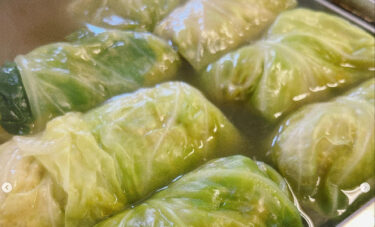 🌻 20 มิถุนายน (อังคาร) อาหารกลางวันประจำวันนี้: ขนมปังกะหล่ำปลีอบกับมะเขือเทศและชีส 😊 [ร้านอาหารฮิมาวาริ]