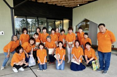 आज (17/6) नुमाता टाउन में हमारा एक छोटा सा कॉन्सर्ट था। माहौल बिल्कुल घरेलू था और हमें गाने में बहुत मज़ा आया। तालियों की गड़गड़ाहट, बार-बार गाने और शाबाशी से हम भावुक हो गए 😂 [होकुर्यु टाउन सनफ्लावर कोरस]