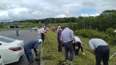 Hokuryu Tikinti Assosiasiyası, Hokuryu Town Hall Tikinti Şöbəsinin və Hokkaydo Regional İnkişaf Bürosunun Fukaqava Yol Ofisinin köməyi ilə Hokuryu Himavari qovşağını və "Himawari no Sato"nu (Günəbaxan kəndi) birləşdirən Milli Marşrut 275-də alaq otlarının təmizlənməsi tədbirinə ev sahibliyi etdi. [Hokuko İnşaatı]