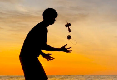 最近いかに ゆんずけん をオシャな感じに撮るのか考えてます。夕日バックにゆんずけん良いですね 👍【北竜けん玉クラブ】