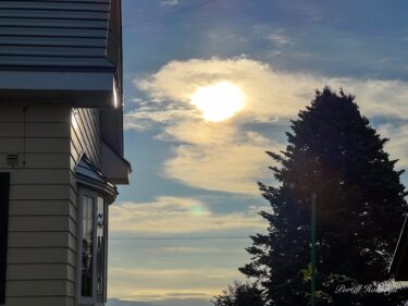 雲間から照らす朝の光