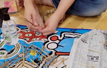 昨日（9/7）は「なくら」活動日。外で真竜神社の獅子舞の練習をされていて笛と太鼓の音色に癒されながら作業をしました 😊【わら細工なくら】