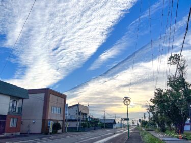 奇妙な暗雲が流れる朝の空