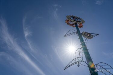 太陽と鉄柱のひまわりさん