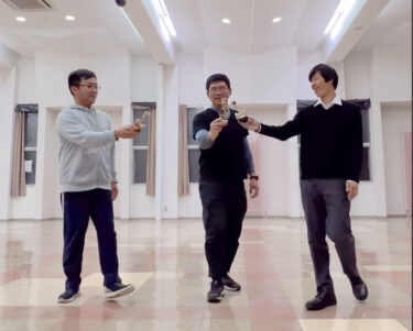 大人もコツコツ。活動終了後にいつも訪れる大人の自主トレ時間。飛行機シンクロ ✈️【北竜けん玉クラブ】