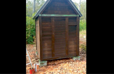 先日、物置兼休憩小屋のペンキを塗りました。キシラデコール 4㍑ 缶を2缶使ってしまいました(素人なもので・・)【永の森活動組織（加藤宰 代表）】