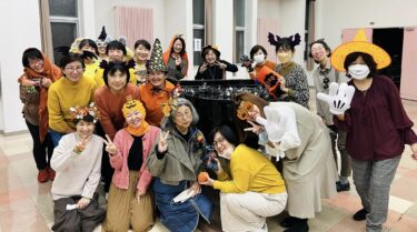 Ngày 26/10 (thứ Năm) có 18 người tập luyện. Đây là buổi diễn tập cho concert ấm áp của Mie Kikuiri dự kiến diễn ra vào ngày 18/11. Và tất cả chúng ta đã chụp một bức ảnh để kỷ niệm Halloween gì đó 🎃👻🎃 [Hokuryu Town Sunflower Chorus]