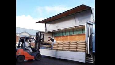 新豆の出荷が始まりました！ 11月と12月、1回に大きなトレーラーで、30キロの紙袋 680袋が本州に運ばれて行きます ✨【黒千石事業協同組合】