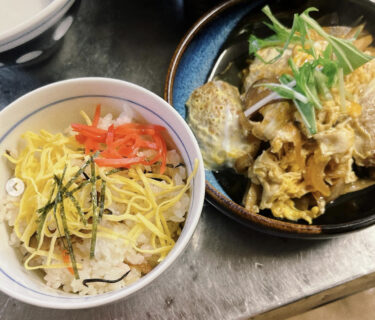 🌻 11月20日（月）本日の日替わりランチ：五目チラシ寿司と卵とじでした【お食事処向日葵】