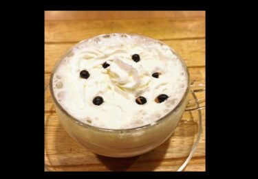 # Kurosengoku Kinako Latte: Cafe YUKARI ร้านกาแฟแบบดั้งเดิมในซัปโปโร ร้านกาแฟเก่าแก่ที่ก่อตั้งในปี พ.ศ. 2518 เมนูใหม่ที่ใช้ถั่วเหลืองคุโรเซนโงกุซึ่งเป็นพันธุ์ในตำนาน เพลิดเพลินกับเวลาพักผ่อนในร้านกาแฟที่รำลึกถึงยุคโชวะ [สมาคมสหกรณ์ธุรกิจคุโรเซ็นโกคุ]