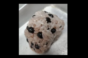 黒千石おにぎり：別名・常務の黒いヤツ（笑）スタンドSOBA-ながら（札幌市）ポリフェノールたっぷりおにぎり【黒千石事業協同組合・常務】