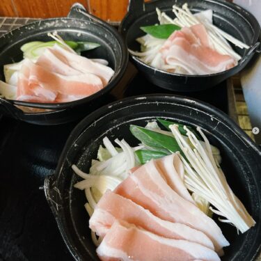 🌻 Ngày 19/1 (Thứ Sáu) Bữa trưa hàng ngày hôm nay: Lẩu heo một người 🍲 Thật ấm áp 😌 [Nhà hàng Hướng Dương]