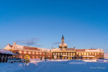 透明な冬空にそびえるサンフラワーパークホテル