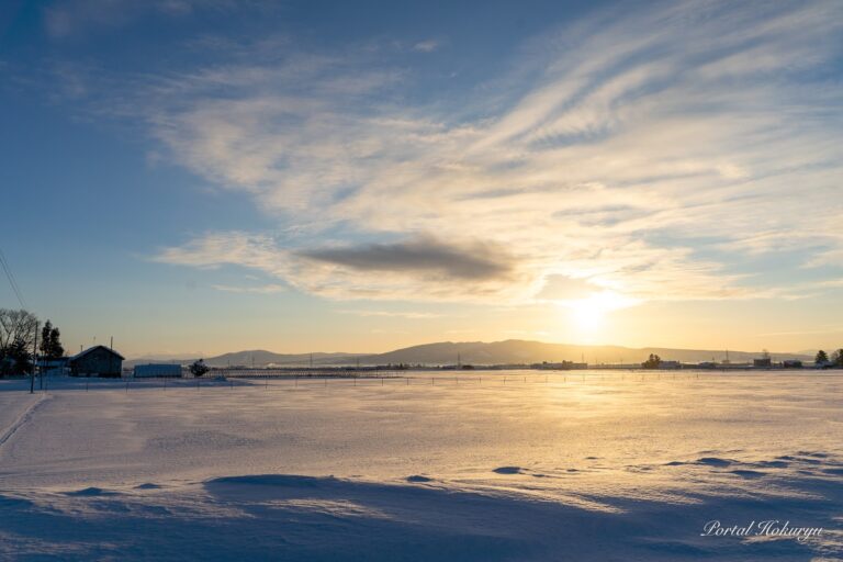 町を見守る偉大なる太陽の光