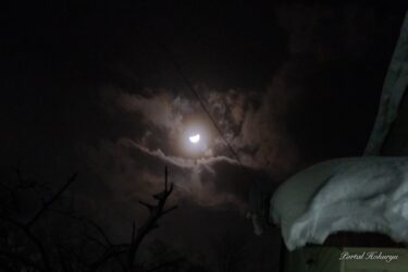 上弦の月が霞む朧月夜