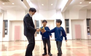 大皿 〜 けんフリップ大皿 〜 けん　シンクロ ✨ @harunao820 とのシンクロ 👍 ２人とも上達スピードが速い 😂【北竜けん玉クラブ】