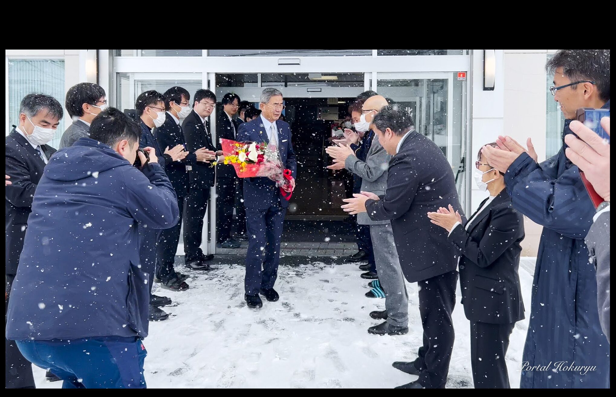 北海道北竜町・佐野豊 町長、退任のご挨拶・花束贈呈・拍手でお見送り