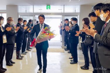 Yasuhiro Sasaki, thị trưởng mới, xuất hiện lần đầu tiên tại văn phòng và nói, ``Giá trị của tòa thị chính là con người và nhân viên của nó. Thất bại cũng được, nhưng chúng tôi sẽ không bao giờ bỏ cuộc.''