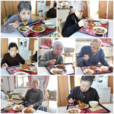 2月14日（水）B棟 バレンタイン 💕 皆さんから食べたいとのご要望があったお好み焼きと焼きそばをお昼に食べました！🤗 おやつにはバレンタインという事でガトーショコラのケーキを食べました！ 美味しいとの喜びの声がありました😊✨🙌【グループホーム碧水】