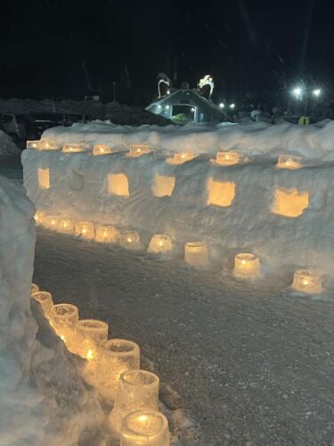 Cümə axşamı, fevralın 15-də 14 nəfər məşq etdi. Ötən həftənin iki mahnısından əlavə, bu gün "Sakit yağışlı gecədə" mahnımız var. Onu oxumağı səbirsizliklə gözləyirəm 😊 [Hokuryu Town Sunflower Chorus]