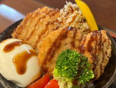 3月の湯 & 食パック!ソースカツ丼です!ヒレカツを使用しています ✨ ヒレカツ4枚も入ってボリューム満点!とてもお腹いっぱいになる一品になってます 😁【サンフラワーパーク北竜温泉】