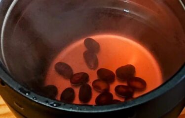 ฉันขอแนะนำแอปเปิ้ลดองในน้ำส้มสายชูกับน้ำร้อนและน้ำผึ้งเล็กน้อย เพราะจะได้สดชื่นและดื่มง่าย # ง่ายสุดๆ เพียงแช่ถั่วเหลืองคุโรเซ็นโงคุในน้ำส้มสายชูหมักจากแอปเปิ้ลเป็นเวลา 1 วัน [สมาคมสหกรณ์ธุรกิจคุโรเซ็นโกคุ]