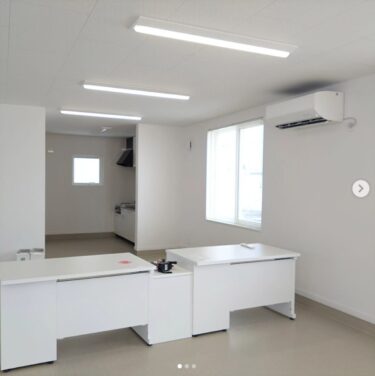 新設の事務所がほぼ完成しました！ 真っ白の壁で明るいです。✨ こちらの事務所は、4月に入ってから動きますのでもう少しですね【黒千石事業協同組合】