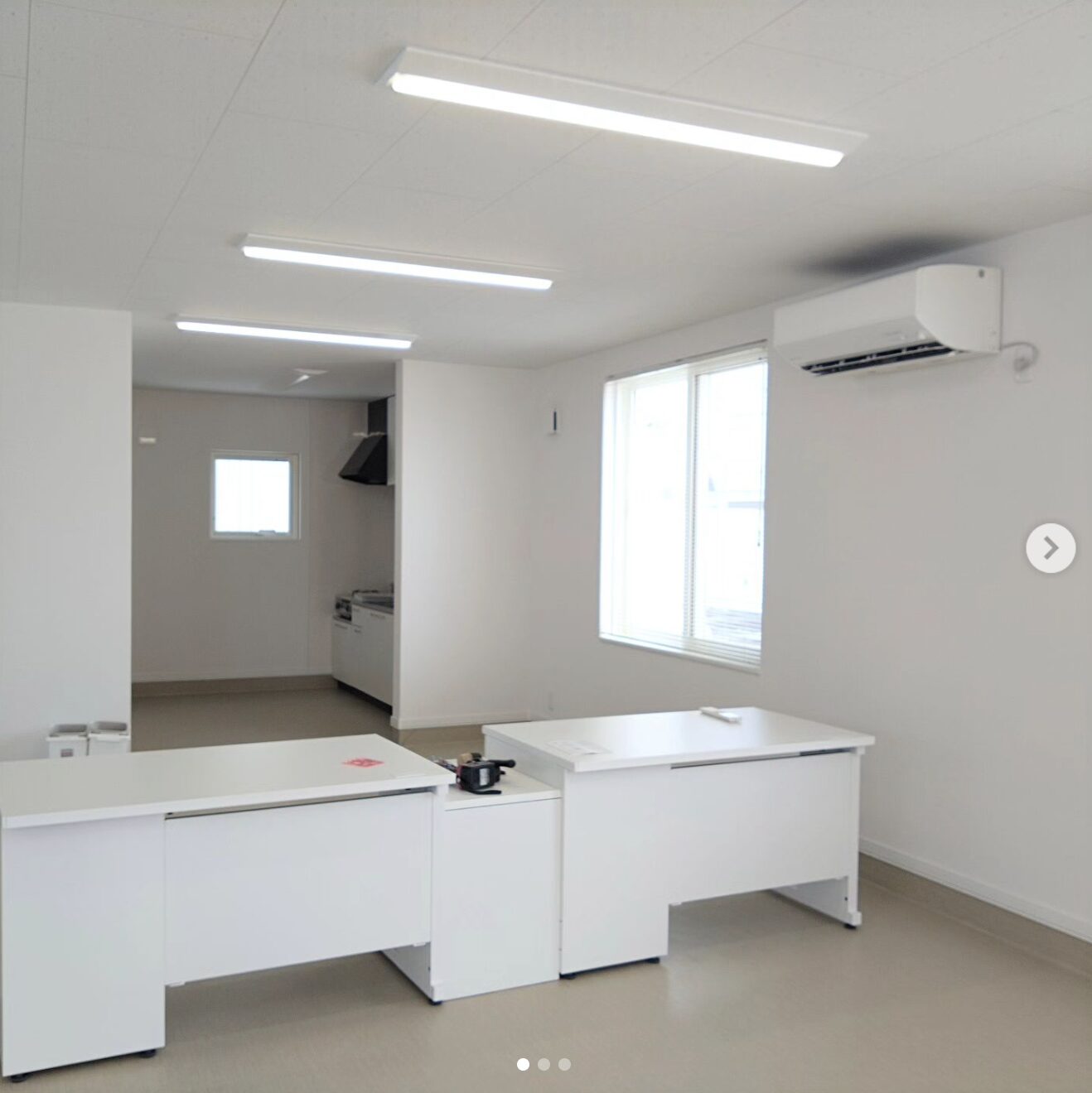 新設の事務所がほぼ完成しました！ 真っ白の壁で明るいです。✨ こちらの事務所は、4月に入ってから動きますのでもう少しですね【黒千石事業協同組合】