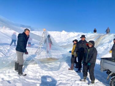 Ngày 20 tháng 3 (Ngày lễ) Thật là một cách tuyệt vời để treo lều trong nhà kính bằng nhựa! Thị trưởng Sasaki đã đến 👏 Cảm ơn bạn đã đến vào sáng sớm [Tập đoàn Hợp tác xã Nông nghiệp Honoka]
