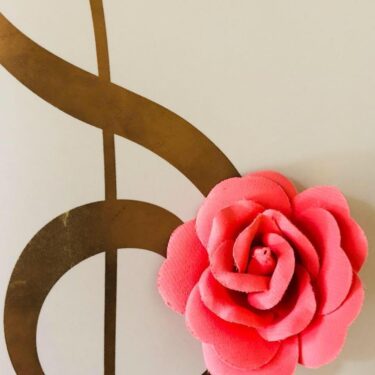 Cümə axşamı, 7 Mart: Bu gün 16 nəfərlə məşq etdik. Biz xor mahnısına qərq olmuşuq. Zəhmət olmasa, bu ilki konserti səbirsizliklə gözləyin ✨ (bu yaxınlarda bitsə də 😅) [Hokuryu Town Sunflower Chorus]