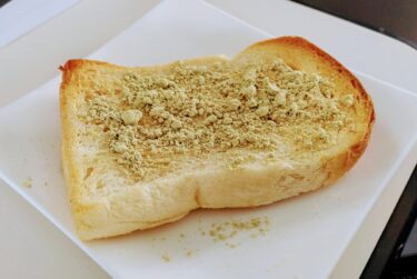 #きなこトースト：滝川市の美味しいパン屋さん #パネトーネ さんの 美味しいパンに #黒千石きなこ ふりかけました～ 美味しかった～【黒千石事業協同組合・常務】