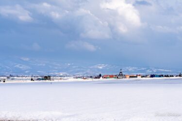 青い山脈と白い雪原とサンフラワーパーク北竜温泉
