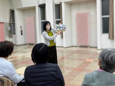 Kamis 11 April, akhirnya malam yang hangat seperti musim semi. 16 dari kami berlatih. Hari ini kami berkonsentrasi pada lagu 'Sakura'. Yamamoto-sensei memberi kami instruksi yang cermat dan jelas tentang cara menyanyikan lagu tersebut.